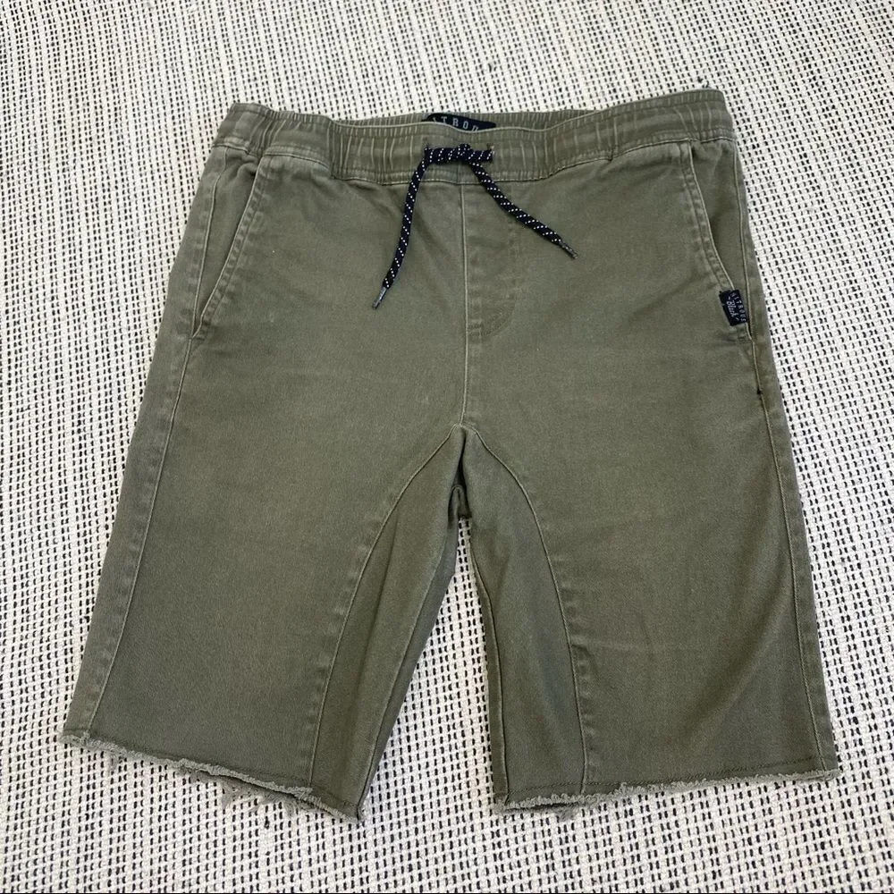 Nitrous Black olive green boys size medium drawstring pull on shorts